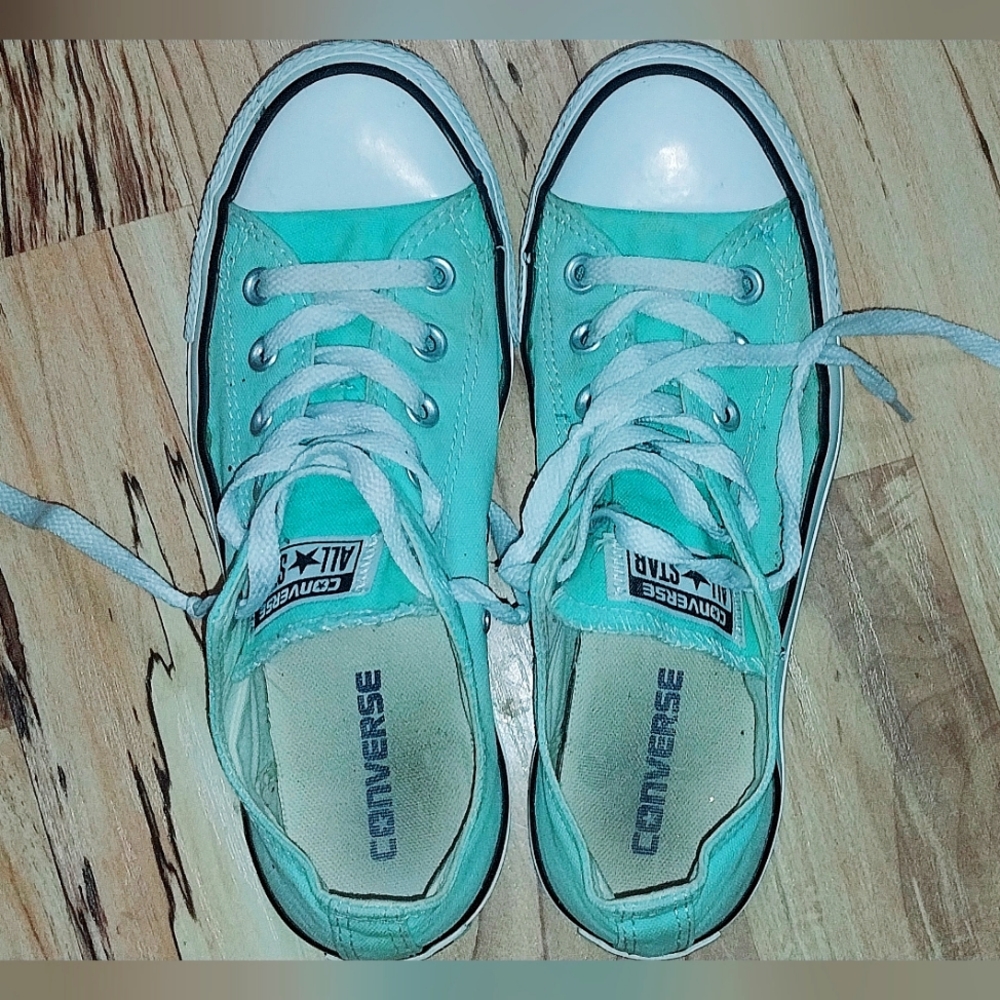 Woman's size 8 Converse